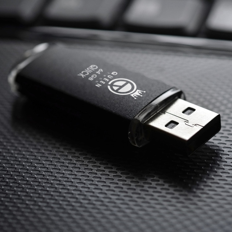 فلش مموری کوئین تک مدل QUICK C-PLUS ظرفیت 64 گیگابایت با رابط USB 2.0 و مبدل USB-C، سرعت انتقال 30 مگابایت بر ثانیه، طراحی درپوشدار، مناسب گوشی، تبلت، کامپیوتر و تلویزیون