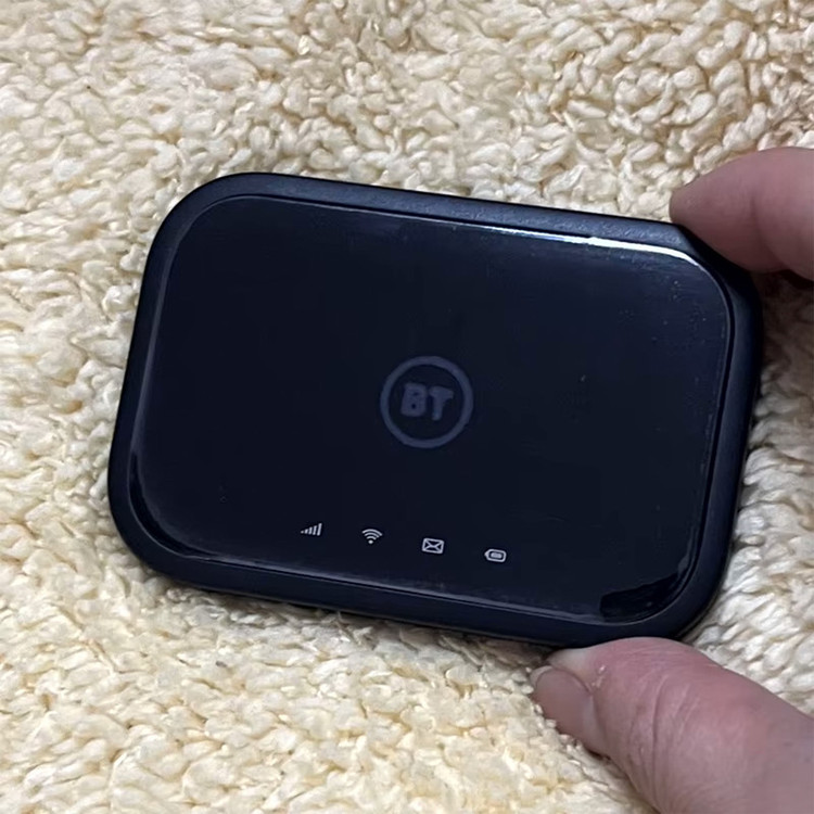 مودم قابل حمل آلکاتل مدل BT70 با پشتیبانی از 4.5G Cat7، سرعت دانلود تا 300Mbps و آپلود تا 100Mbps، وایفای دو بانده 2.4GHz و 5GHz با استاندارد 802.11a/b/g/n/ac، شارژدهی باتری تا 8 ساعت و اتصال همزمان 20 کاربر
