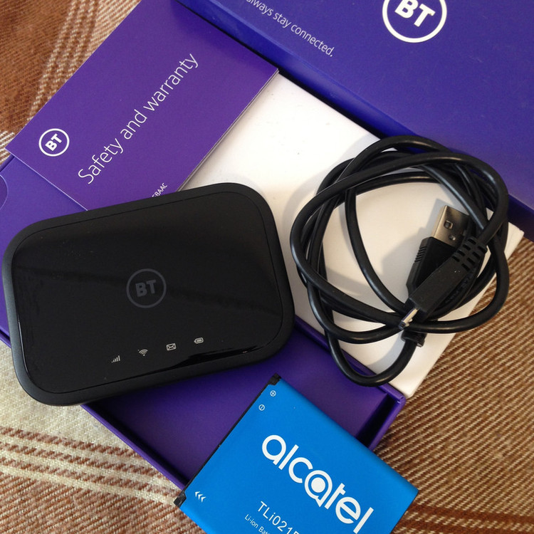 مودم قابل حمل آلکاتل مدل BT70 با پشتیبانی از 4.5G Cat7، سرعت دانلود تا 300Mbps و آپلود تا 100Mbps، وایفای دو بانده 2.4GHz و 5GHz با استاندارد 802.11a/b/g/n/ac، شارژدهی باتری تا 8 ساعت و اتصال همزمان 20 کاربر