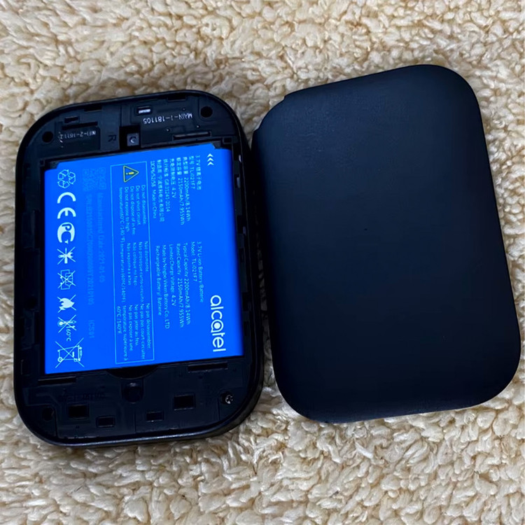 مودم قابل حمل آلکاتل مدل BT70 با پشتیبانی از 4.5G Cat7، سرعت دانلود تا 300Mbps و آپلود تا 100Mbps، وایفای دو بانده 2.4GHz و 5GHz با استاندارد 802.11a/b/g/n/ac، شارژدهی باتری تا 8 ساعت و اتصال همزمان 20 کاربر