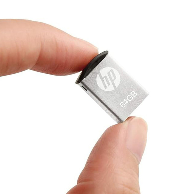 فلش مموری اچپی مدل V222W ظرفیت 64 گیگابایت با بدنه فلزی مقاوم در برابر اثرانگشت و لک، مناسب انتقال فایلهای حجیم و سازگار با ویندوز 7 تا 8.1